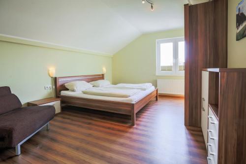 萨赫伦斯多夫布德法姆 - 莎德欧思特 - 别墅[＃51637]的一间卧室配有一张床和一张沙发