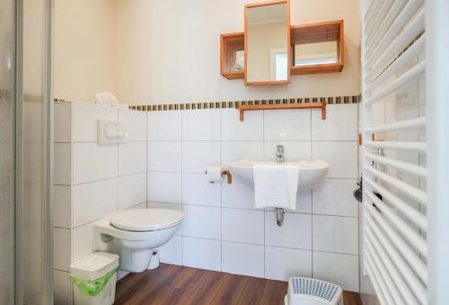 萨赫伦斯多夫布德法姆 - 莎德欧思特 - 别墅[＃51637]的白色的浴室设有卫生间和水槽。