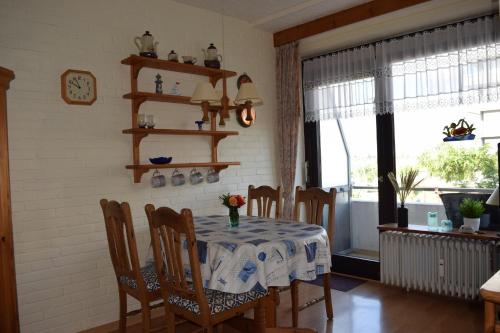 海利根港"Kleine Krabbe", App 10的一间带桌椅和窗户的用餐室