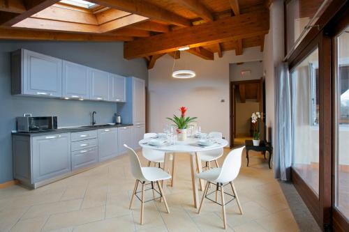 MiazzinaHotel Milano & Apartments的厨房配有桌椅