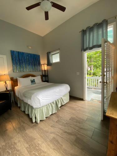基韦斯特道格拉斯之家酒店的一间卧室配有一张带吊扇的床