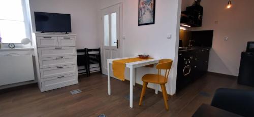 伊钦Apartmán Augustin Jičín的一间带书桌和电视的小厨房