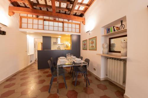 罗马The Best Rent - Piazza di Firenze Apartment的一间带桌椅的用餐室