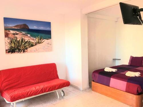拉克鲁斯Regina Pacis (VALLE-LUZ)的一间卧室配有一张床、一把椅子和一幅画