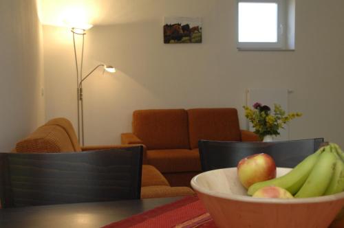 Neu KlockenhagenFerienwohnung "Westfalen"的客厅里的桌子上放一碗水果