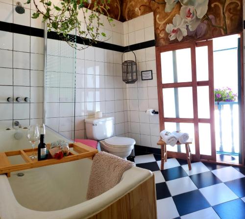 库斯科菲耶罗尼诺斯酒店的带浴缸和卫生间的浴室。