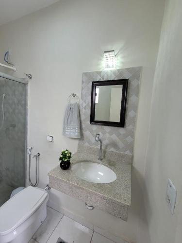科伦巴Sobrado 4 amplo e confortável em condomínio的一间带水槽、卫生间和镜子的浴室