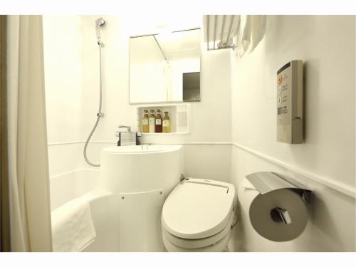 仙台Sendai Business Hotel Ekimae - Vacation STAY 71937v的白色的浴室设有卫生间和淋浴。