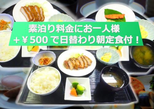 仙台Sendai Business Hotel Ekimae - Vacation STAY 71937v的托盘,有不同种类的食物