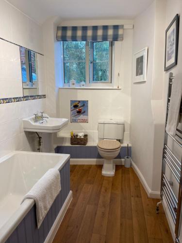 赛伦塞斯特The Long House的带浴缸、卫生间和盥洗盆的浴室
