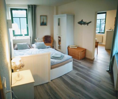 施托尔贝格Ferienhaus Bettina的一间卧室配有一张床和一张带台灯的桌子