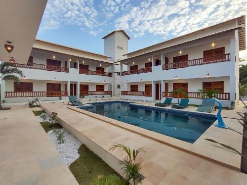 日若卡-迪热里科阿科阿拉Pousada Brisas的享有酒店庭院和游泳池的景色