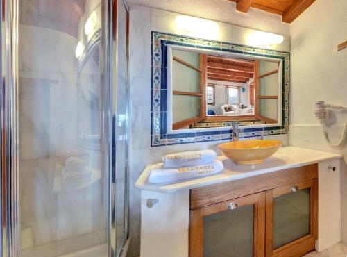 莫奈姆瓦夏玛尔维萨传统酒店的带淋浴、盥洗盆和镜子的浴室
