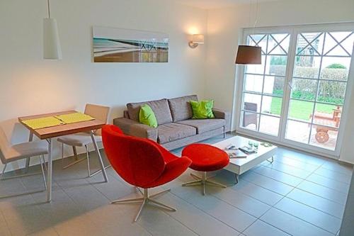 青斯特Villa Morgentied, FW 2的客厅配有沙发和桌子