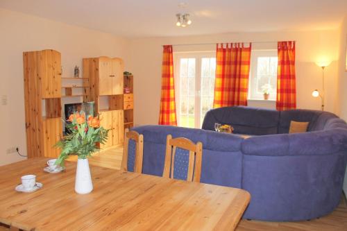 Riepsdorf"Hof Triangel - Whg 3" - Bauernhofurlaub的客厅配有蓝色的沙发和桌子