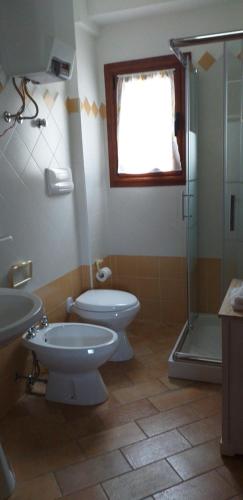 多尔加利Casa Lucia Campagna Relax的浴室配有卫生间、盥洗盆和淋浴。