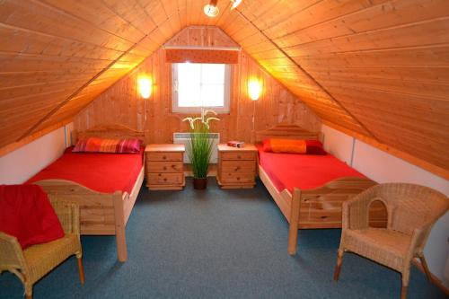 乌塞林Haus Vogelsang的帐篷内的房间,配有两张床和椅子