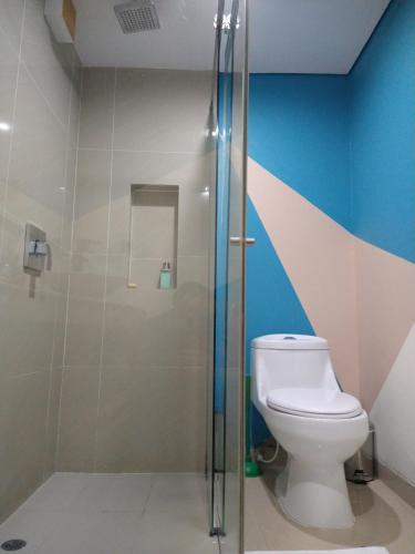 卡塔赫纳Exclusivo apartamento en Cartagena con vista al mar的一间带卫生间和淋浴的浴室