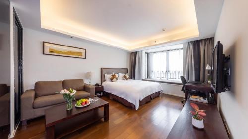 上海上海寰星酒店(上海火车站)的酒店客房配有床、沙发和电视。