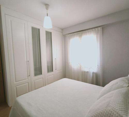 托莱多Lux Buenavista的白色的卧室设有床和窗户