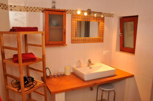 海利根港Fischerhaus am Binnensee的一间带水槽和镜子的浴室