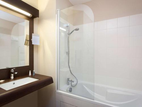 里昂Aparthotel Adagio Lyon Patio Confluence的带淋浴和盥洗盆的浴室
