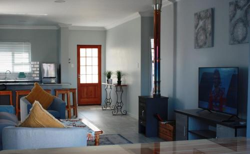 克拉伦斯Gable Cottages 3的带沙发和电视的客厅