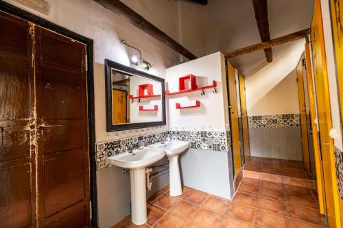 格拉纳达Amaka House的一间带水槽和镜子的浴室
