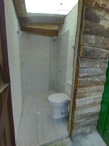 萨兰托Ecofinca Salento的一间小浴室,内设卫生间