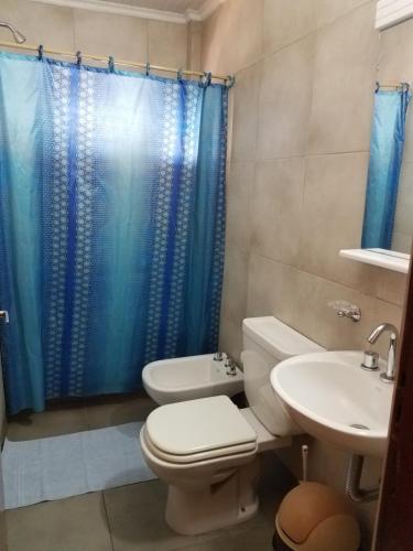 伊瓜苏港Hotel AATRAC Iguazú的一间带卫生间和水槽的浴室