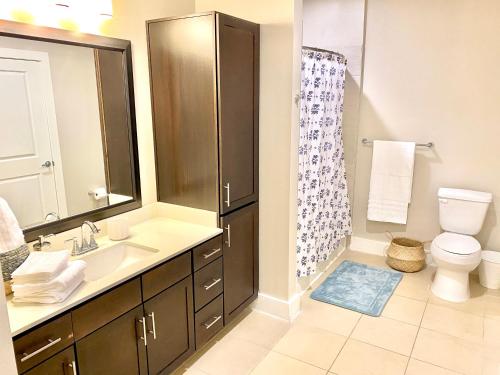 布赖恩Pristine Apt-King Bed-Access to 3 Las Vegas Pools!的一间带水槽、卫生间和淋浴的浴室