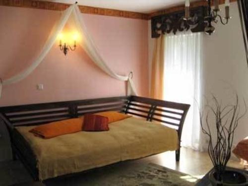 霍佩加尔滕Samoa的一间卧室设有一张床和一个窗口