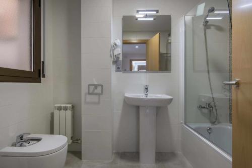 曼雷沙Apartamento Arbones de Manresa的一间带水槽、卫生间和淋浴的浴室