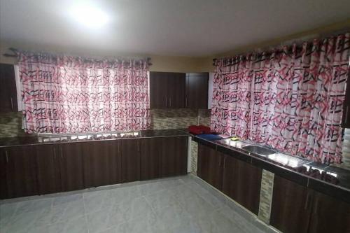 KisiiLass Grove Home的一间设有红色和白色窗帘的等候室