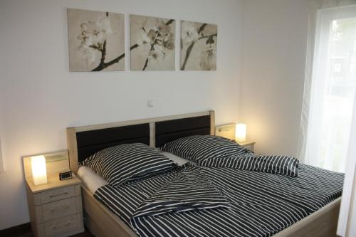 Klein GelmOstseepark Rügen 22的一间卧室配有一张带两个枕头的床