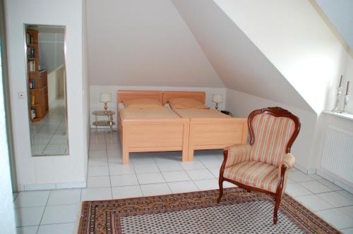 伯格奥夫费马恩Privatzimmer Ehrhardt Nr2的一间卧室配有一张床和一把椅子