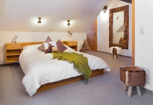 施瓦岑贝格Alpenhotel Bödele - Comfort Suite 12的一间卧室设有一张大床和一个大镜子