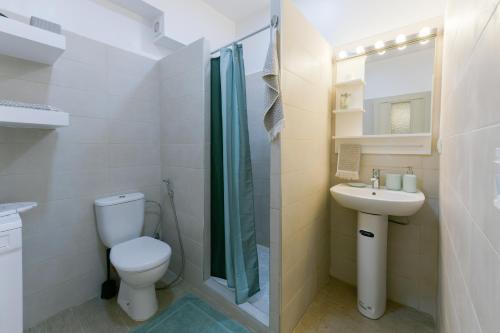 拉巴特My Cosy Place Rabat - Appartements Argane Hay Riad的浴室配有卫生间、盥洗盆和淋浴。
