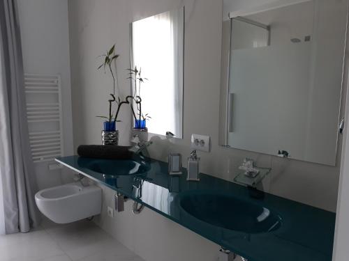 萨各夫雷纳Villa Luxury Paradise Suites的浴室设有2个水槽和镜子