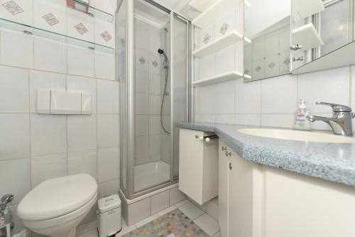 威克奥夫弗尔Haus Oland Whg 18的浴室配有卫生间、盥洗盆和淋浴。