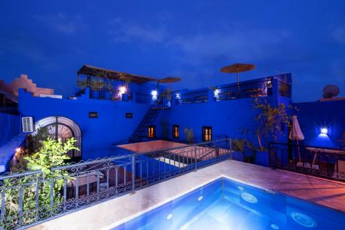 马拉喀什Riad ViewPoint的夜间带游泳池的别墅