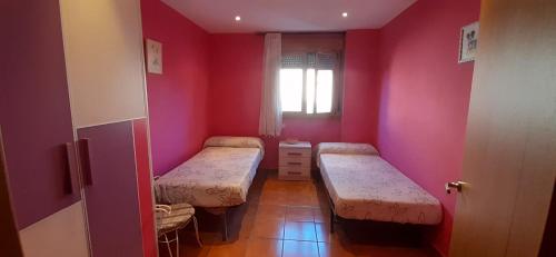 Casas del MonteCasa rural Las Mareas的小房间设有两张床和窗户