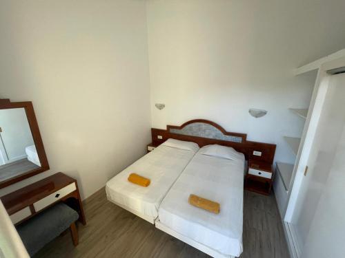 马斯帕洛马斯Bungalow Sonemar的一间小卧室,配有一张床和镜子