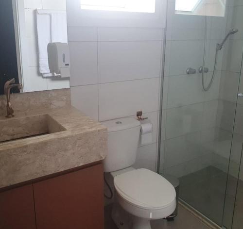 卡内拉Casa Nova Canela Condominio Fechado 40的浴室配有卫生间、淋浴和盥洗盆。