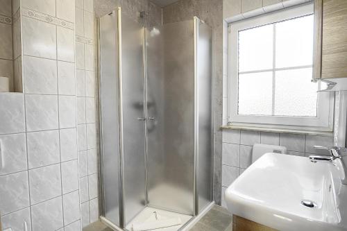青斯特Am Deich 32的带淋浴和盥洗盆的浴室