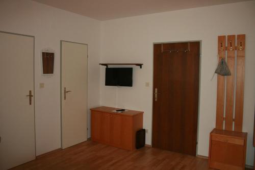 巴特霍夫加施泰因Appartementhaus Lafenthaler mit kostenlosem Eintritt in Alpentherme的一间设有门和电视的房间
