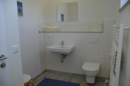 Neu KlockenhagenFerienwohnung "Sachsen"的白色的浴室设有卫生间和水槽。