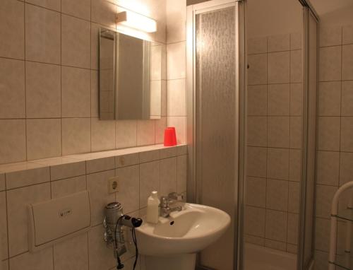 奥茨塞巴德·迪尔哈根-"Strandkrabbe" in der App-Anlage "Parkresidenz Dierhagen"-的一间带水槽和镜子的浴室