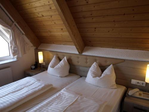 斯图加特菲尔德帕斯特机场酒店的一间带两张木天花板床的卧室