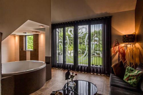 尼兰Luxexcellent super suite的带浴缸的浴室和大窗户